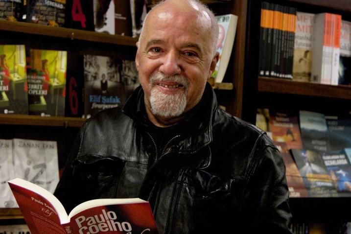 Paulo Coelho at a bookstore